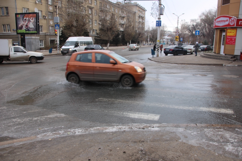 В центре Саратова «зебра» затоплена водой и превращается в каток