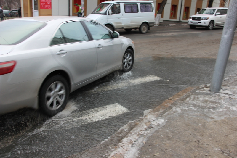 В центре Саратова «зебра» затоплена водой и превращается в каток