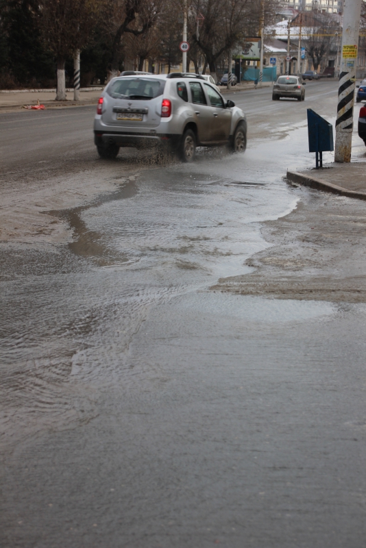 В центре Саратова «зебра» затоплена водой и превращается в каток