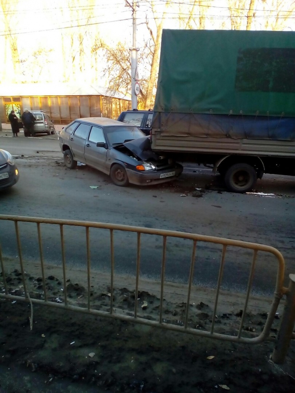 Движение по проспекту 50 лет Октября парализовано из-за двух ДТП