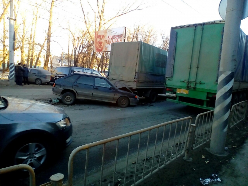 Движение по проспекту 50 лет Октября парализовано из-за двух ДТП