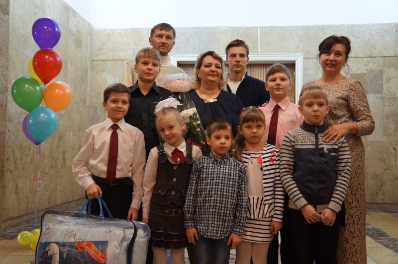 Многодетные и приемные семьи области показали свои таланты