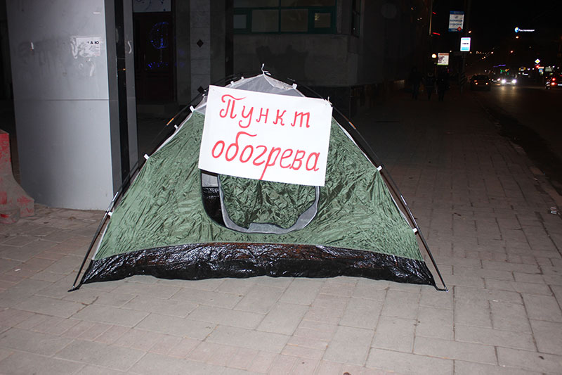 В Саратове установили палатку для ожидающих автобусы горожан