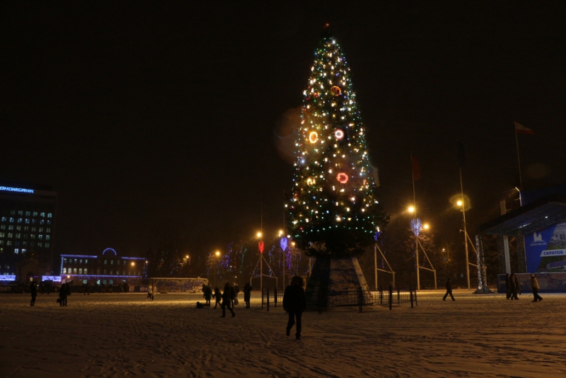 В Саратове зажглись огни на главной елке города