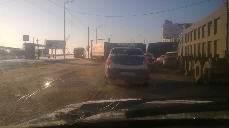 Два грузовика блокировали Усть-Курдюмское шоссе