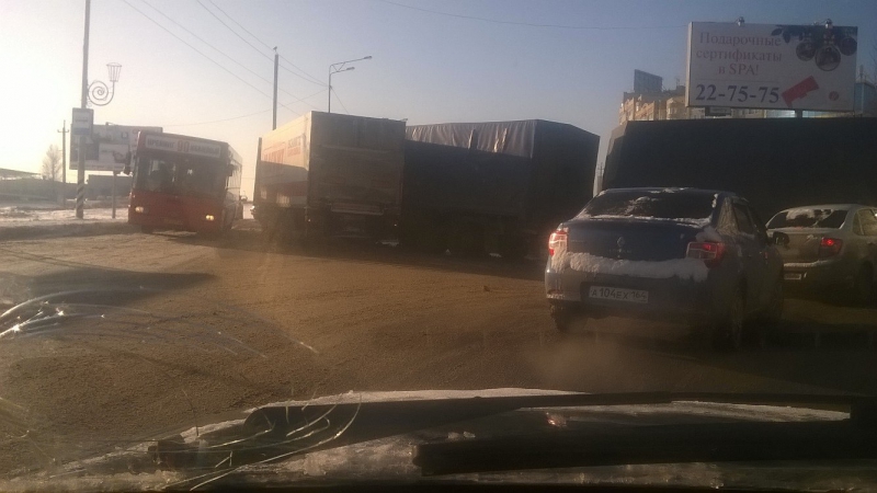 Два грузовика блокировали Усть-Курдюмское шоссе