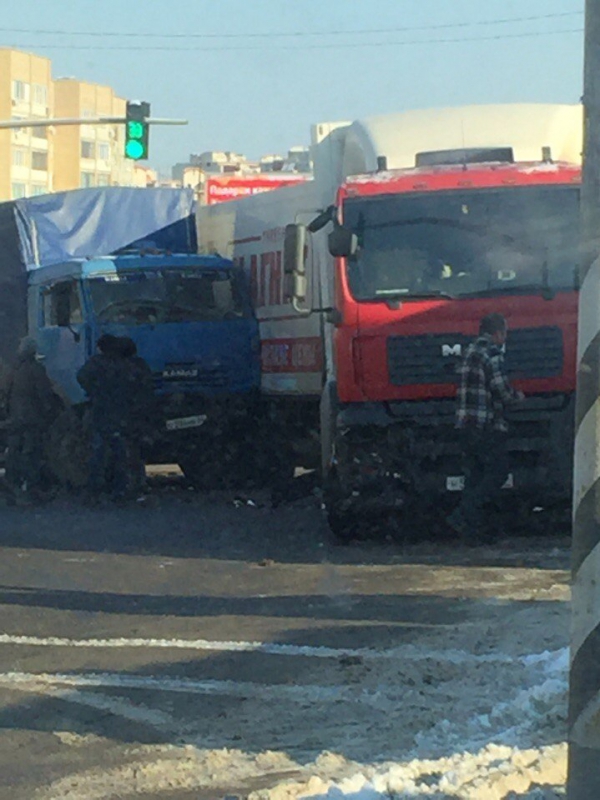 Два грузовика блокировали Усть-Курдюмское шоссе
