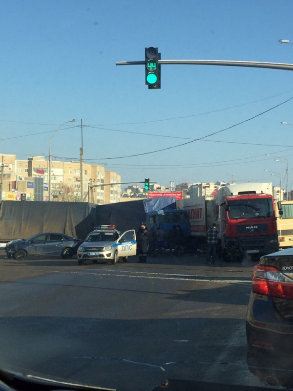 Два грузовика блокировали Усть-Курдюмское шоссе