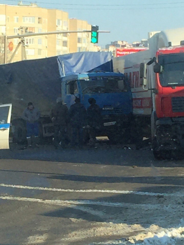 Два грузовика блокировали Усть-Курдюмское шоссе