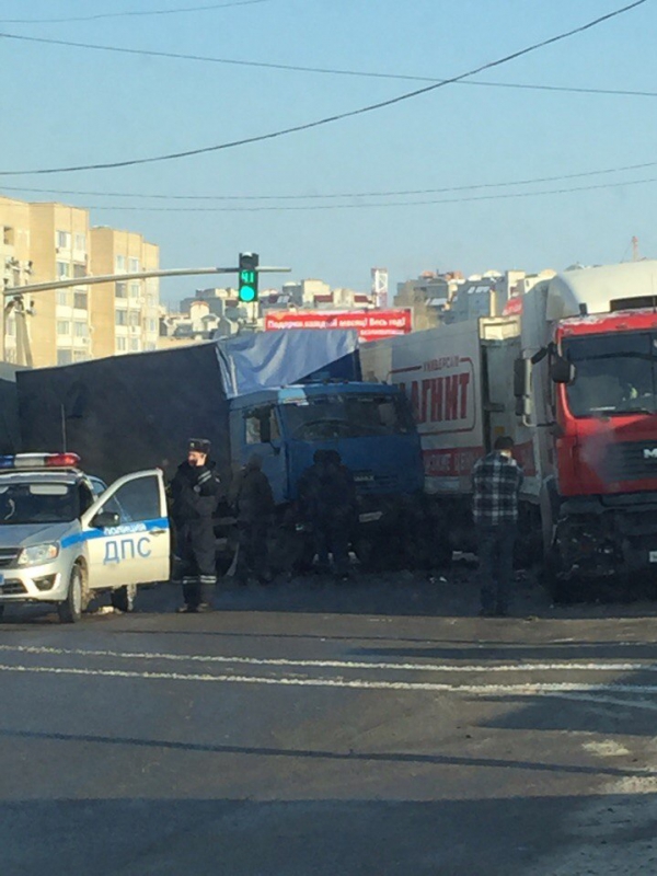 Два грузовика блокировали Усть-Курдюмское шоссе