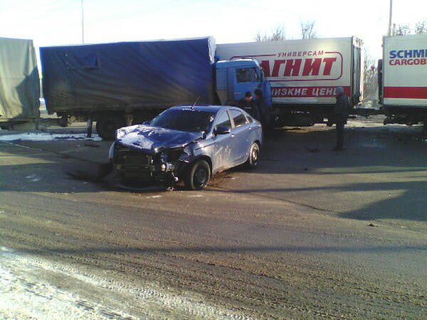 Два грузовика блокировали Усть-Курдюмское шоссе