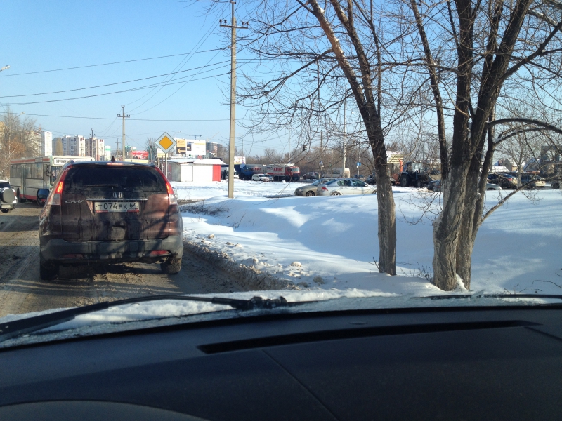 Два грузовика блокировали Усть-Курдюмское шоссе