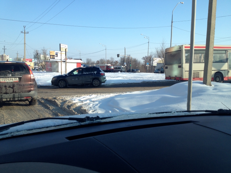 Два грузовика блокировали Усть-Курдюмское шоссе