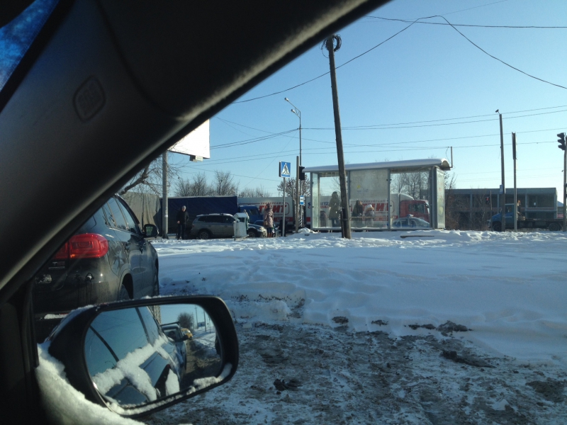 Два грузовика блокировали Усть-Курдюмское шоссе