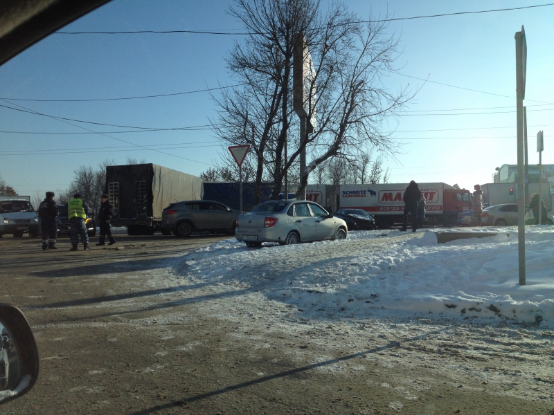 Два грузовика блокировали Усть-Курдюмское шоссе