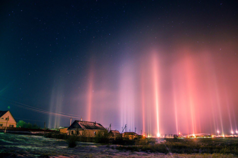 Саратовцев удивляют световые столбы