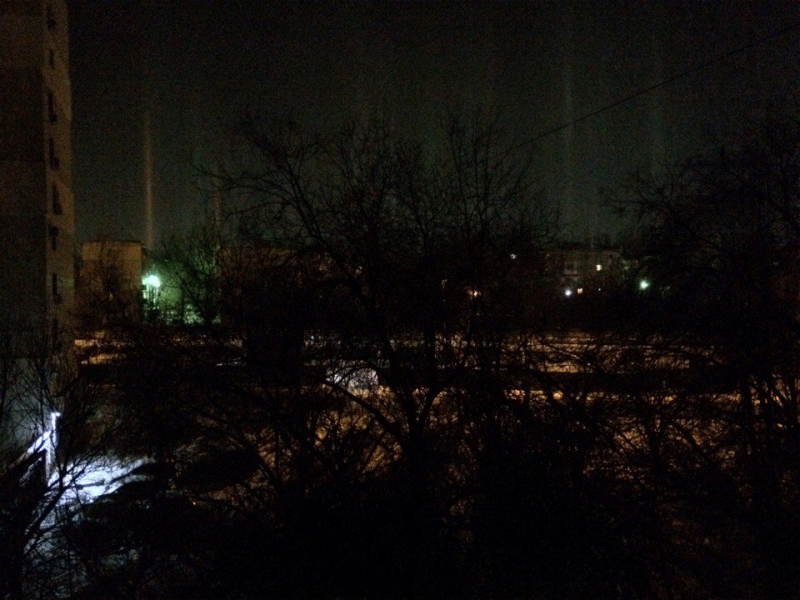 Саратовцев удивляют световые столбы