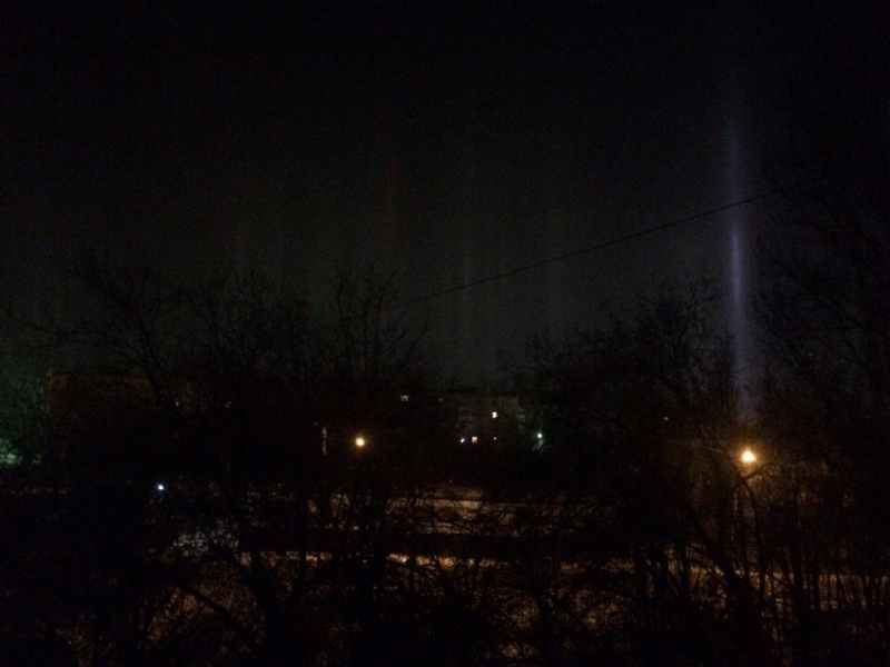 Саратовцев удивляют световые столбы