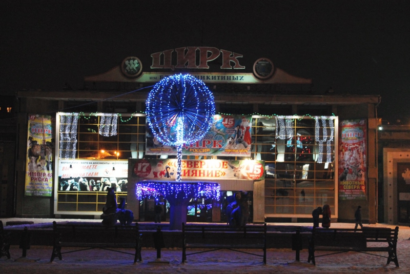 На проспекте Кирова появился светящийся Дед Мороз