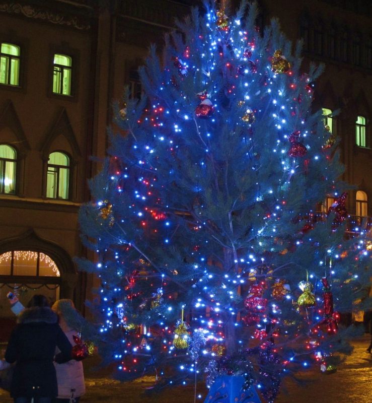 На проспекте Кирова появился светящийся Дед Мороз