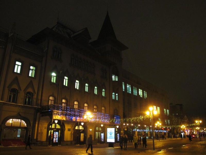 На проспекте Кирова появился светящийся Дед Мороз