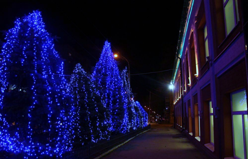 На проспекте Кирова появился светящийся Дед Мороз