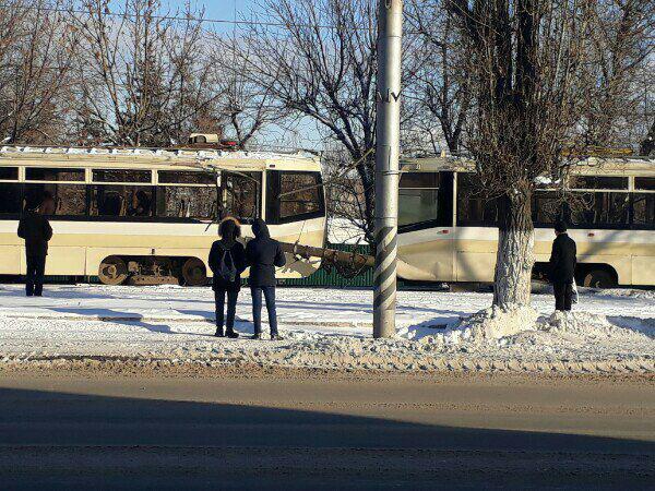В Саратове трамвай №3 протаранил столб. Есть раненые