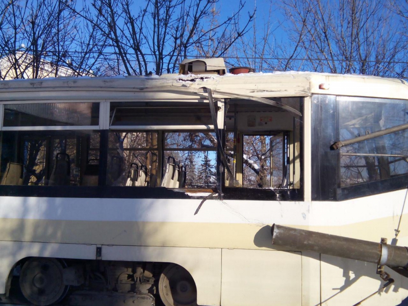 В Саратове трамвай №3 протаранил столб. Есть раненые