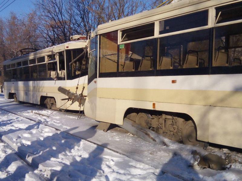 В Саратове трамвай №3 протаранил столб. Есть раненые