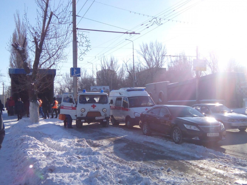 В Саратове трамвай №3 протаранил столб. Есть раненые