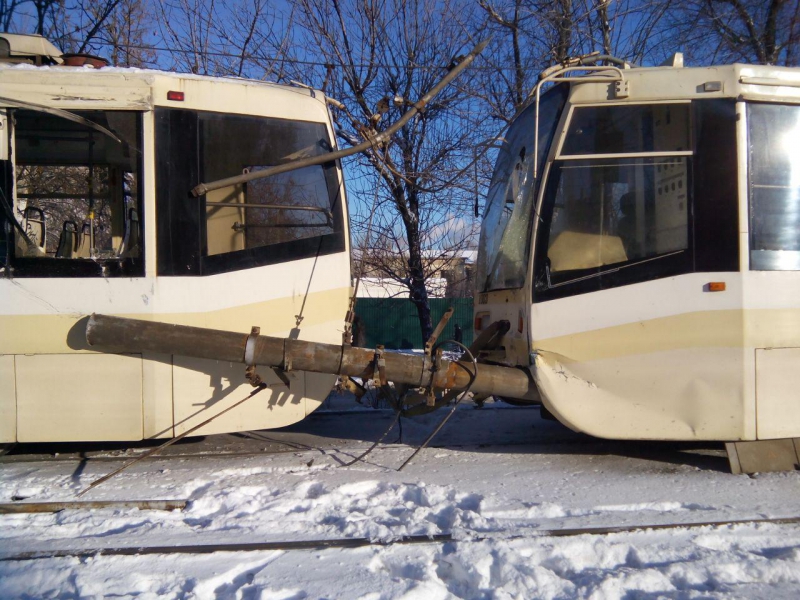 В Саратове трамвай №3 протаранил столб. Есть раненые