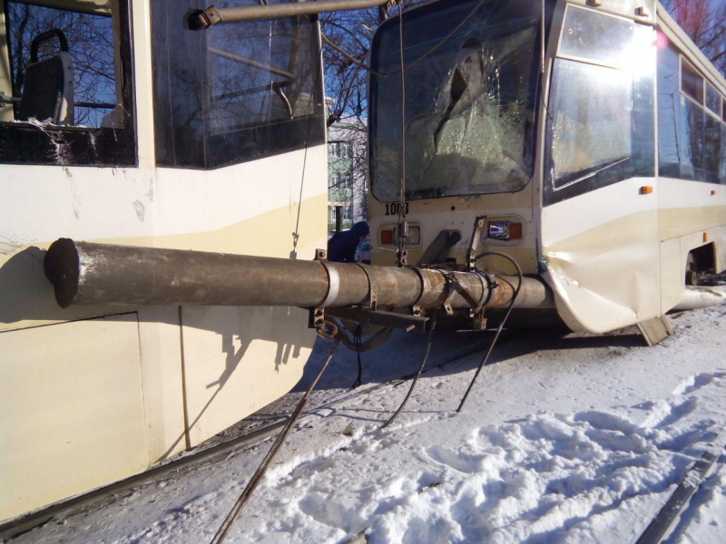 В Саратове трамвай №3 протаранил столб. Есть раненые