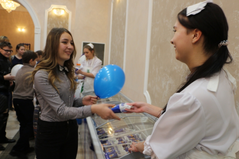 Саратов: В ТЮЗе детей угощали мороженым после отмены школьных занятий из-за морозов