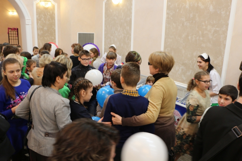 Саратов: В ТЮЗе детей угощали мороженым после отмены школьных занятий из-за морозов