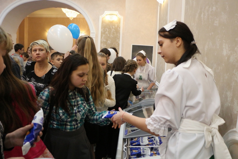 Саратов: В ТЮЗе детей угощали мороженым после отмены школьных занятий из-за морозов