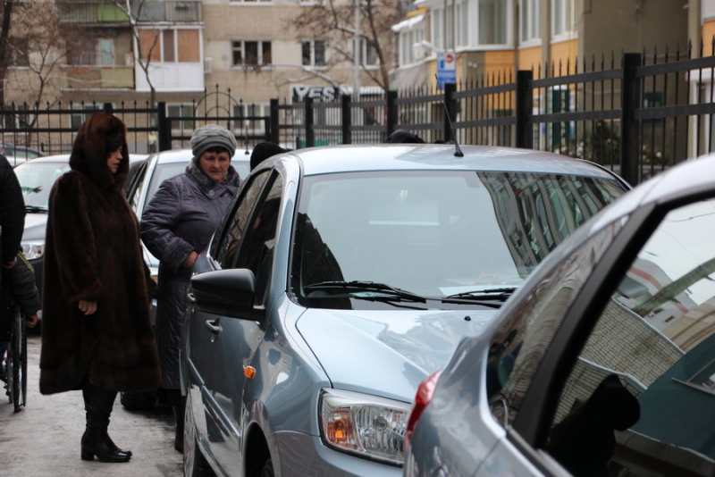 Пострадавшим на производстве работникам вручили «Лады»