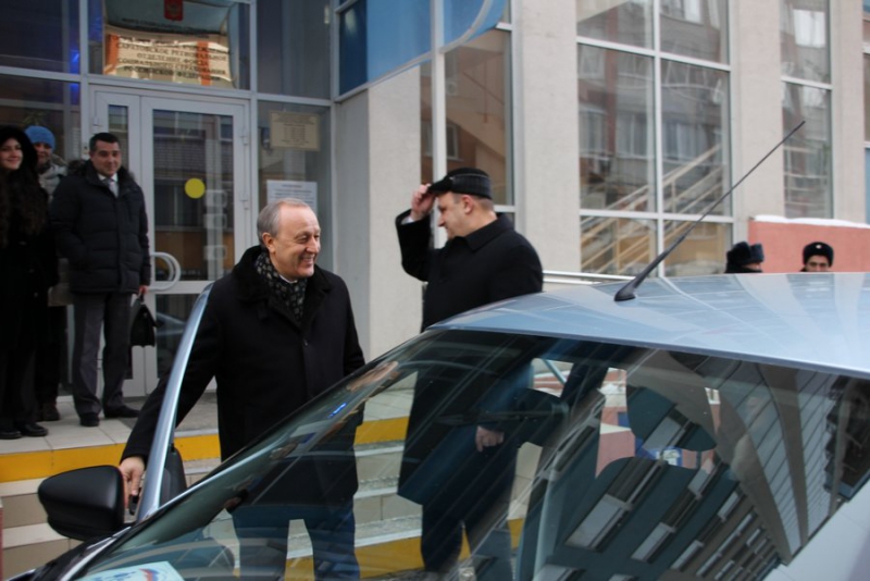 Пострадавшим на производстве работникам вручили «Лады»