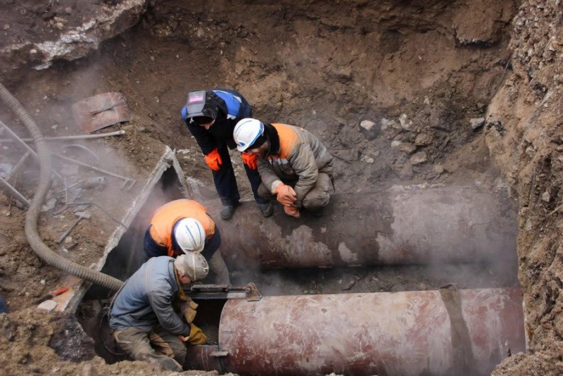 Изношенные тепловые сети. Повреждения тепловых сетей. Порыв трубы водопровода. Коррозийные повреждения трубопроводов. Обмуровка железом труб отопления.