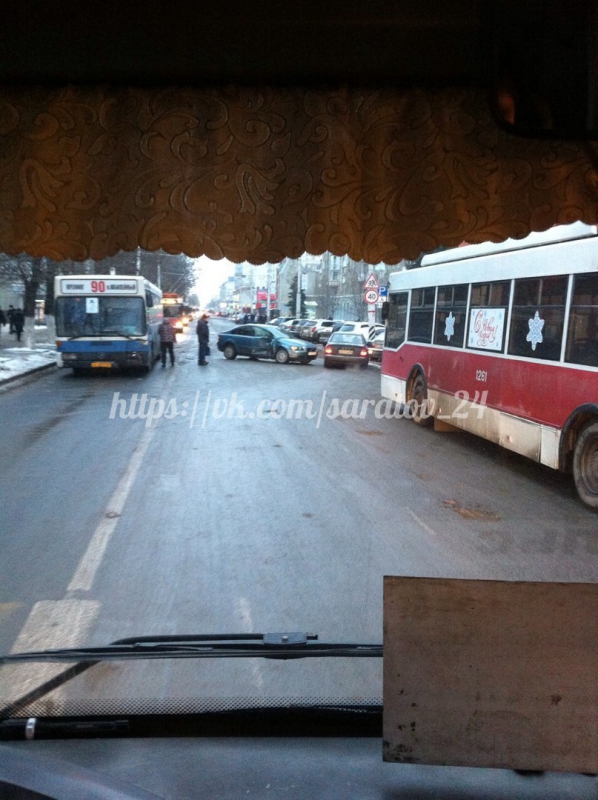 На Московской из-за ДТП с участием автобуса возникла крупная пробка