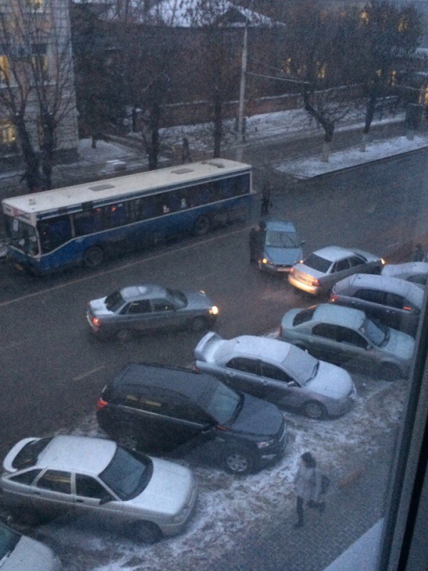 На Московской из-за ДТП с участием автобуса возникла крупная пробка