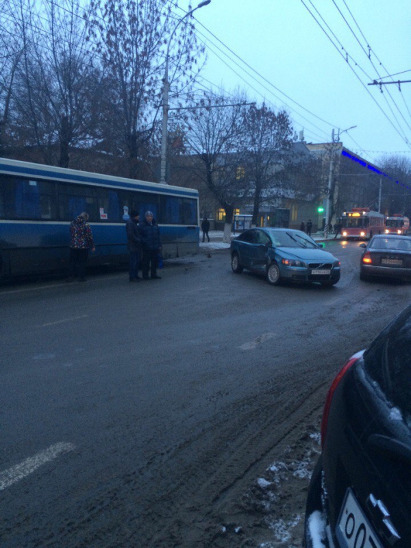 На Московской из-за ДТП с участием автобуса возникла крупная пробка