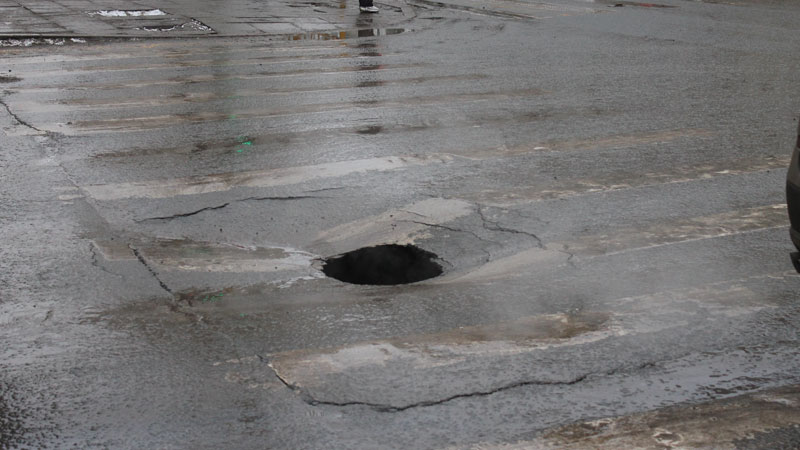 На перекрестке Московской и Радищева появилась дыра