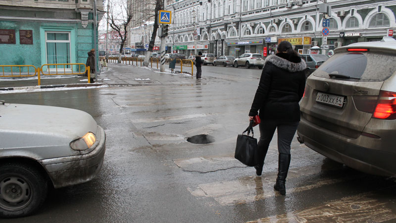 На перекрестке Московской и Радищева появилась дыра