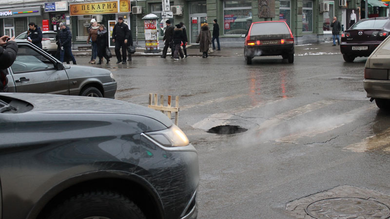 На перекрестке Московской и Радищева появилась дыра