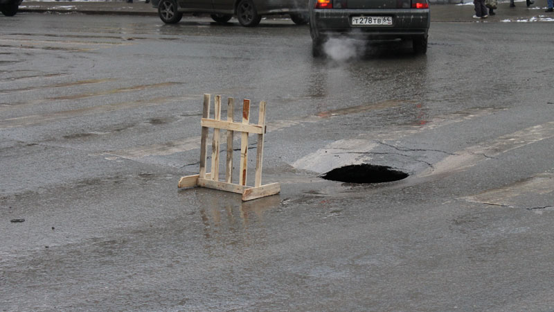 На перекрестке Московской и Радищева появилась дыра