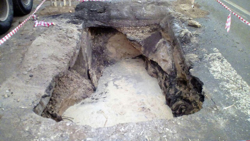 Яма посреди улицы Радищева появилась из-за коммунальной аварии