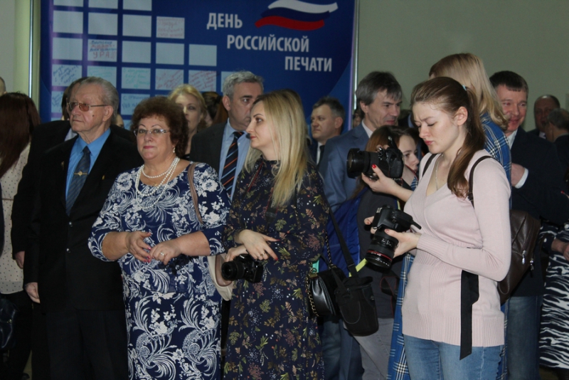 Саратовских журналистов поздравили с Днем российской печати