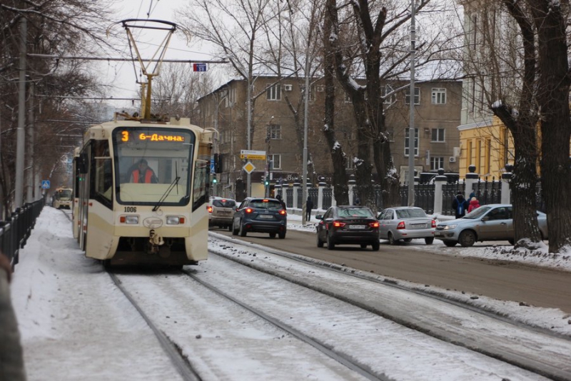 Директор СГЭТ измерил своим телом температуру в трамвае и троллейбусе