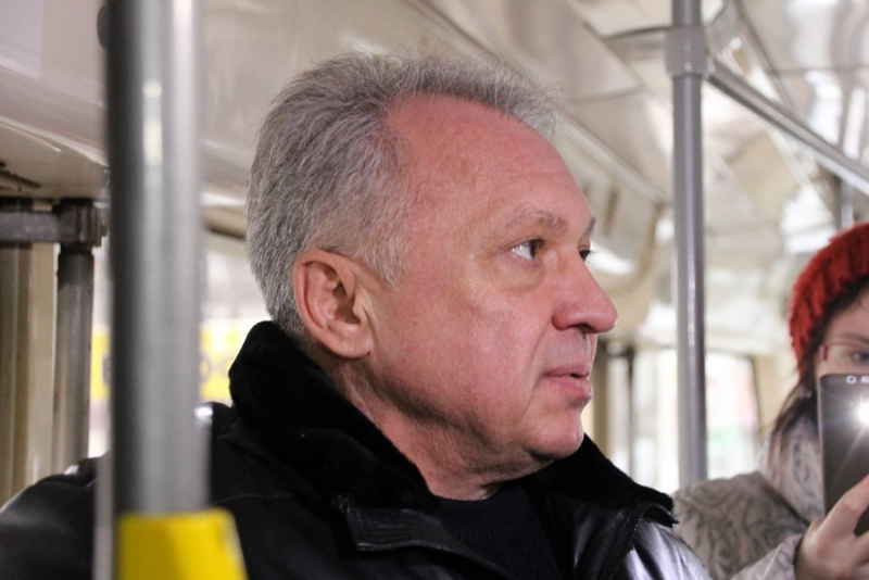 Директор СГЭТ измерил своим телом температуру в трамвае и троллейбусе