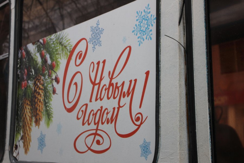 Директор СГЭТ измерил своим телом температуру в трамвае и троллейбусе